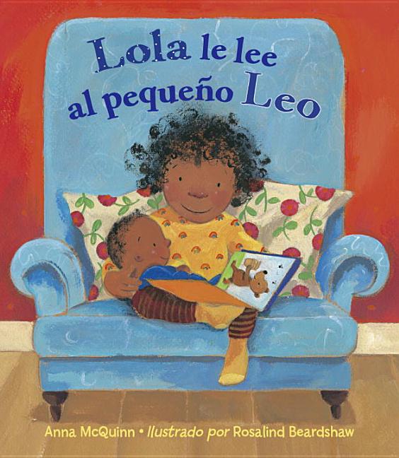 Lola le lee al pequeño Leo